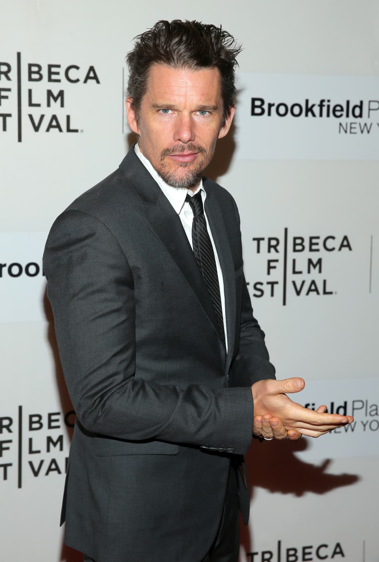 Ethan Hawke Alguien dijo barba, el actor Ethan sabe cómo llevar una muy sexy y elegante barba, la porta como un accesorio más de sus outfits.