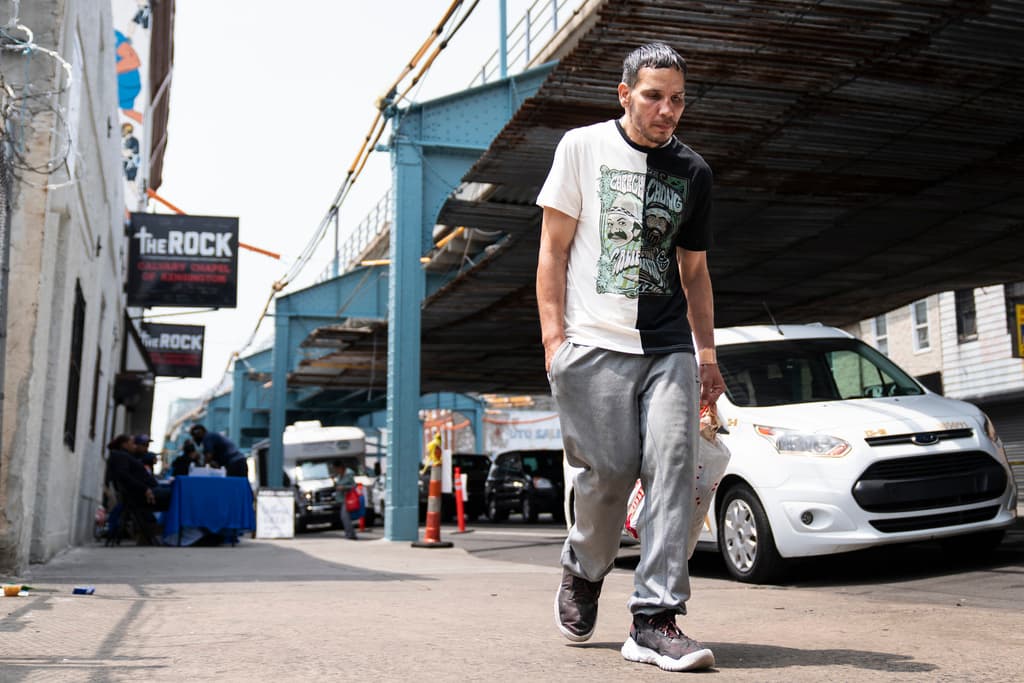 Dominic Rodríguez se aleja después de recibir tratamiento en la camioneta de cuidado de heridas del Hospital Kensington, estacionada en el vecindario de Kensington en Filadelfia, el martes 23 de mayo de 2023.