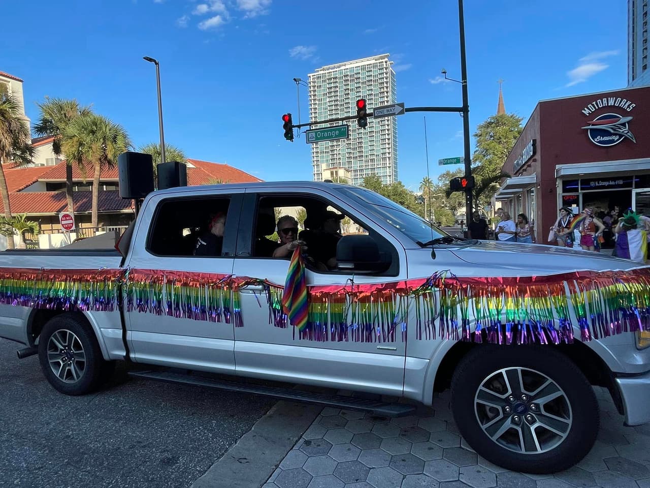El festival y desfile "Come Out Pride Orlando" reunió el sábado 15 de octubre a miles de personas en el Parque Lake Eola que celebraron la diversidad y el Orgullo de la comunidad LGBTQ+ de Florida Central.