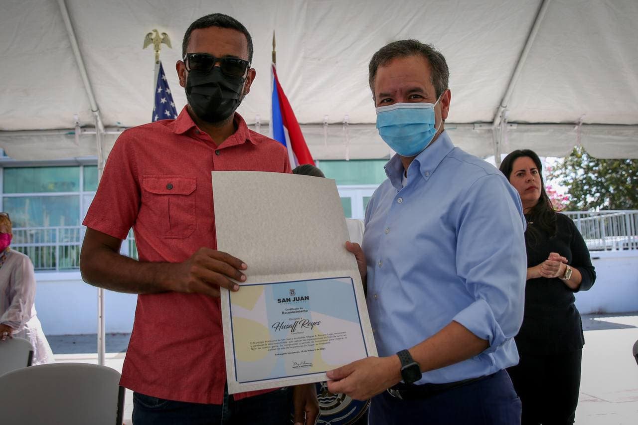 Alcalde de San Juan entrega vales de arrendamiento a personas sin hogar