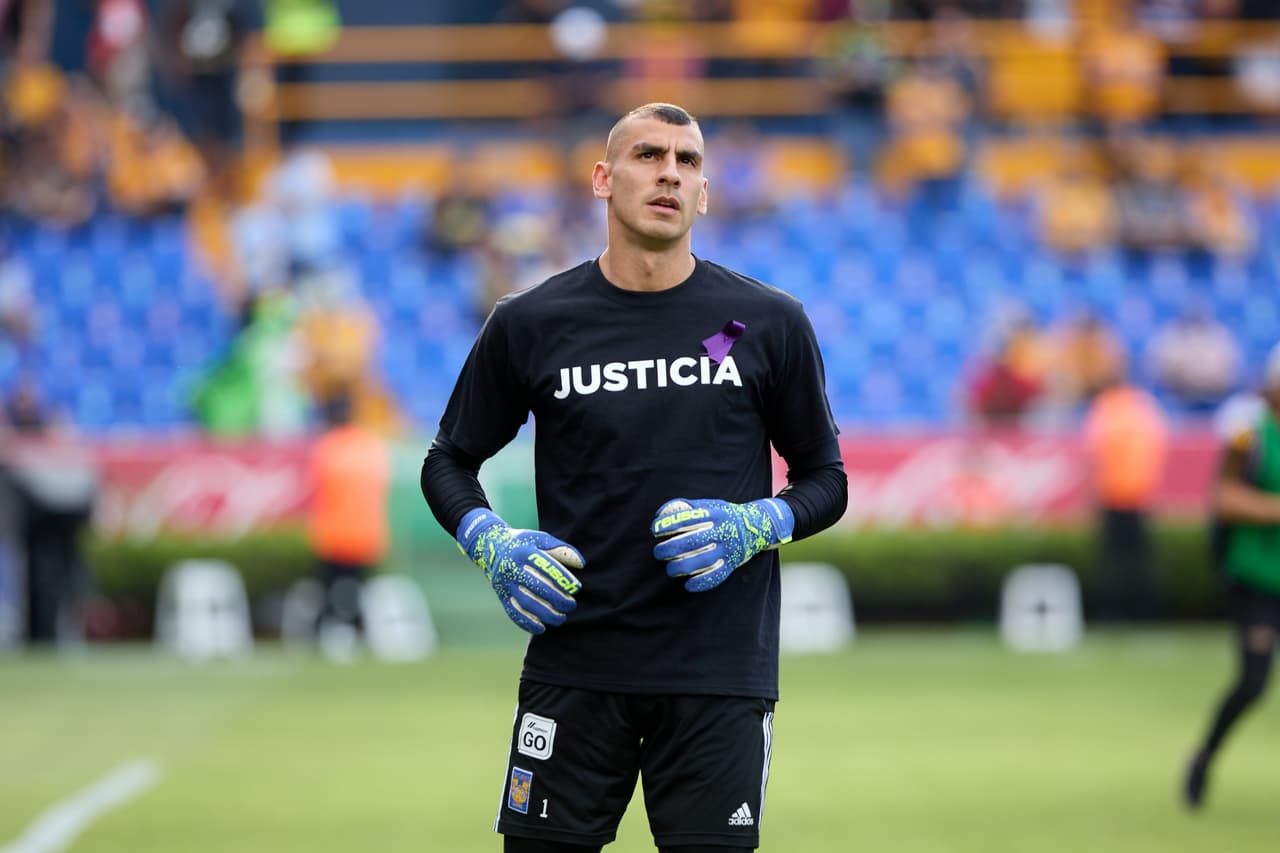 Nahuel Guzmán calentó con una playera que pedía justicia ante la crisis de violencia de género en México.