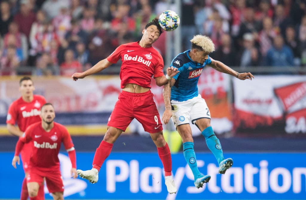 El Napoli derrota 2-3 al Red Bull Salzburg con goles de Mertens (2) e Insgine; por los locales descontó Haland (2).
