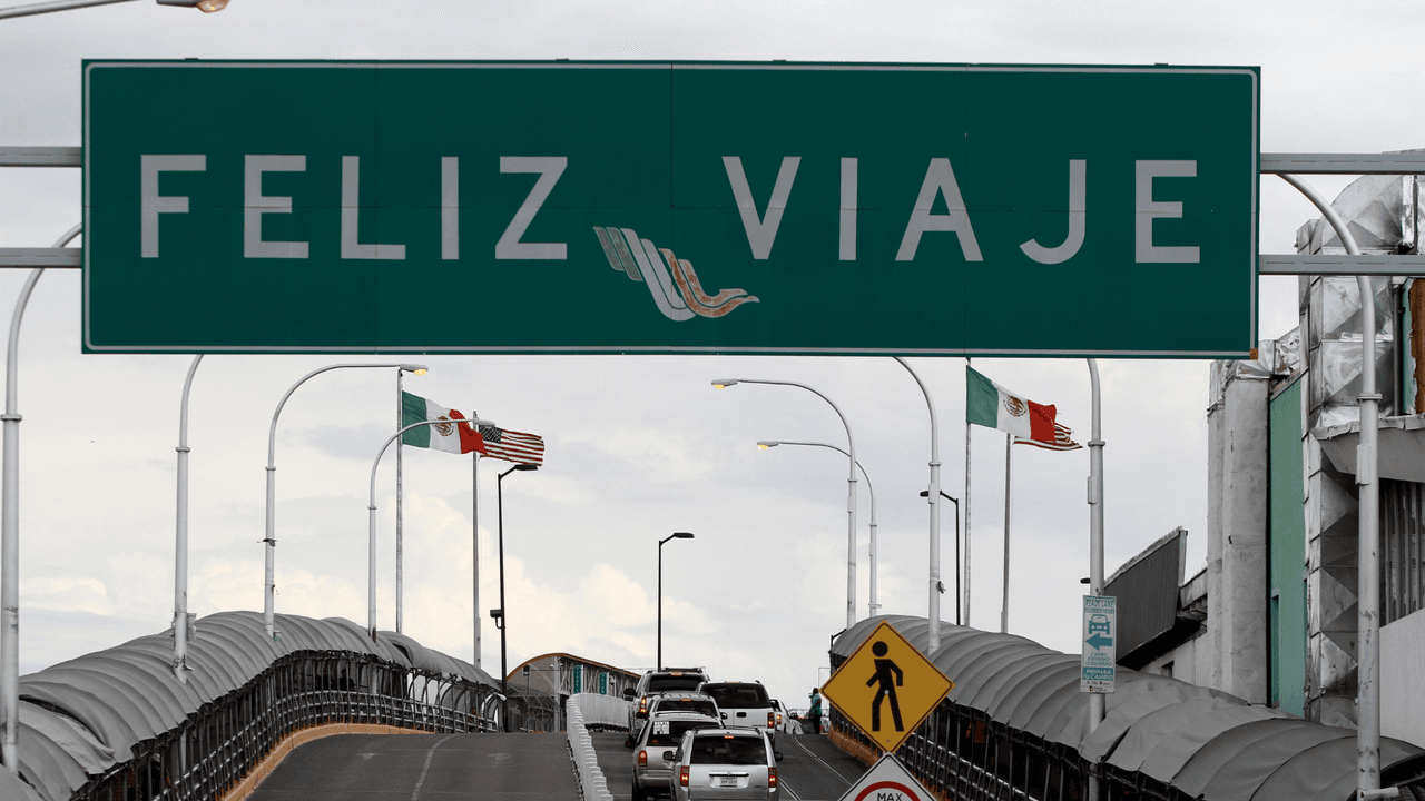 <h2 class="cms-H2-H2"><b>Si no eres mexicano</b></h2>
<br>En caso de que solamente seas estadounidense o canadiense —no mexicano— vas a necesitar llevar tu pasaporte o tu tarjeta de pasaporte. También vas a necesitar llevar llena la Forma Migratoria Múltiple (FMM) del Instituto Nacional de Inmigración.
<br>
<br>Si tienes tu tarjeta de pasaporte (passport card) y vas a México por tierra, puedes utilizar los carriles Ready Lane para cruzar.
<br>
<br>Si estarás en México más de 180 días, necesitarás una visa de turista.