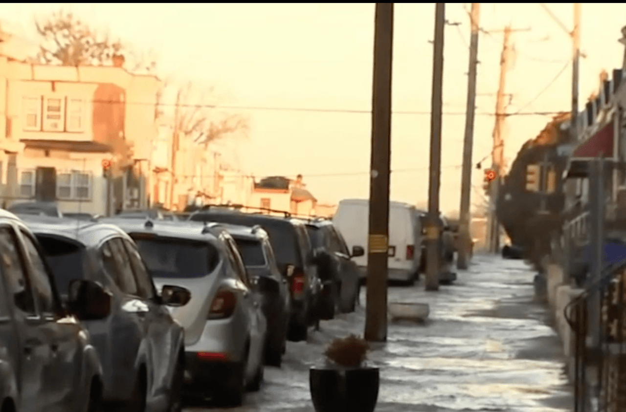 Debido a que las calles están bloqueadas alrededor de la ruptura principal de agua, se les dice a los conductores que busquen rutas alternativas y esperen demoras.