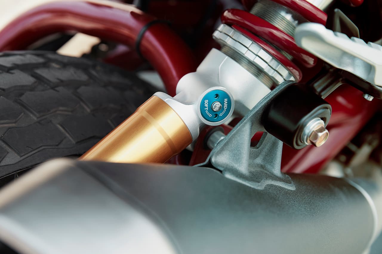 Su parte posterior aloja solo un amortiguador ubicado al lado derecho. La precarga, rebote y compresión pueden ser ajustadas manualmente.