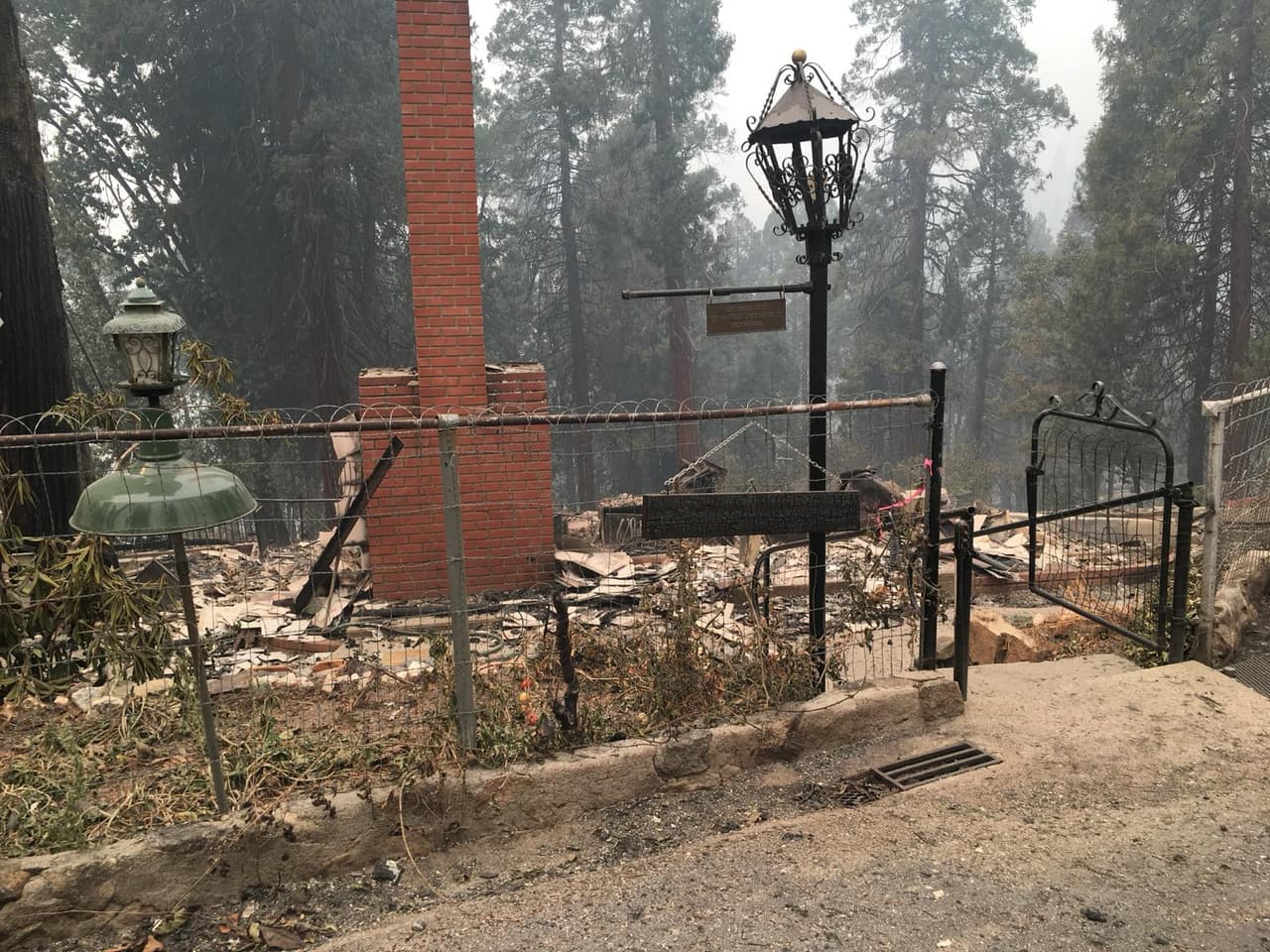 En esta vivienda sólo quedaron las rejas y parte de la chimenea. El incendio Creek ha consumido caasi 150 mil acres y su propagación avanza a gran velocidad.