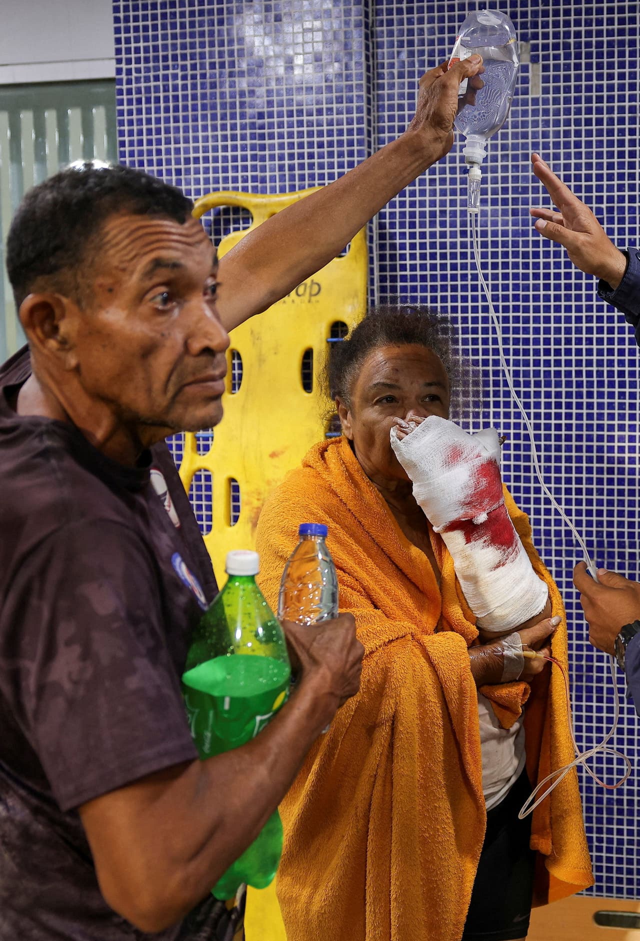 Una persona herida recibe tratamiento en el hospital Pérez Carreño, tras los terremotos que azotaron el país, en Caracas, Venezuela, el 25 de junio de 2026.