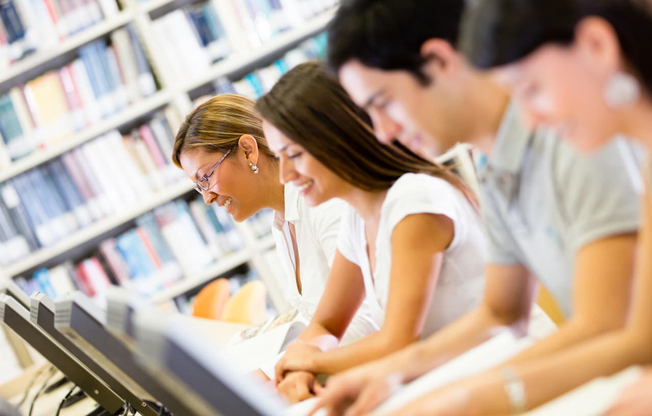 Desafía a tu crítico interno al recordarte que tal vez no seas buena en tal o cual área, pero sí tienes gran experiencia en otras áreas y aún estás aprendiendo.