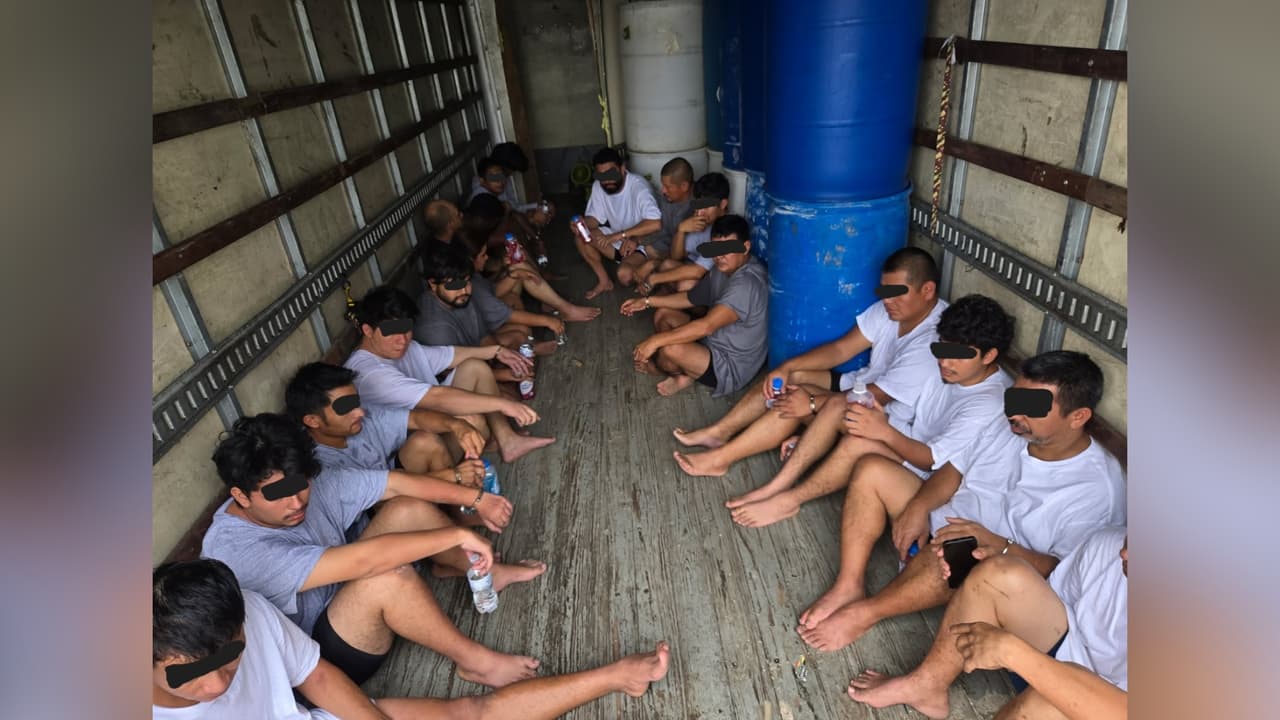 Hallan a 21 migrantes ocultos en un compartimento falso de un camión en Texas