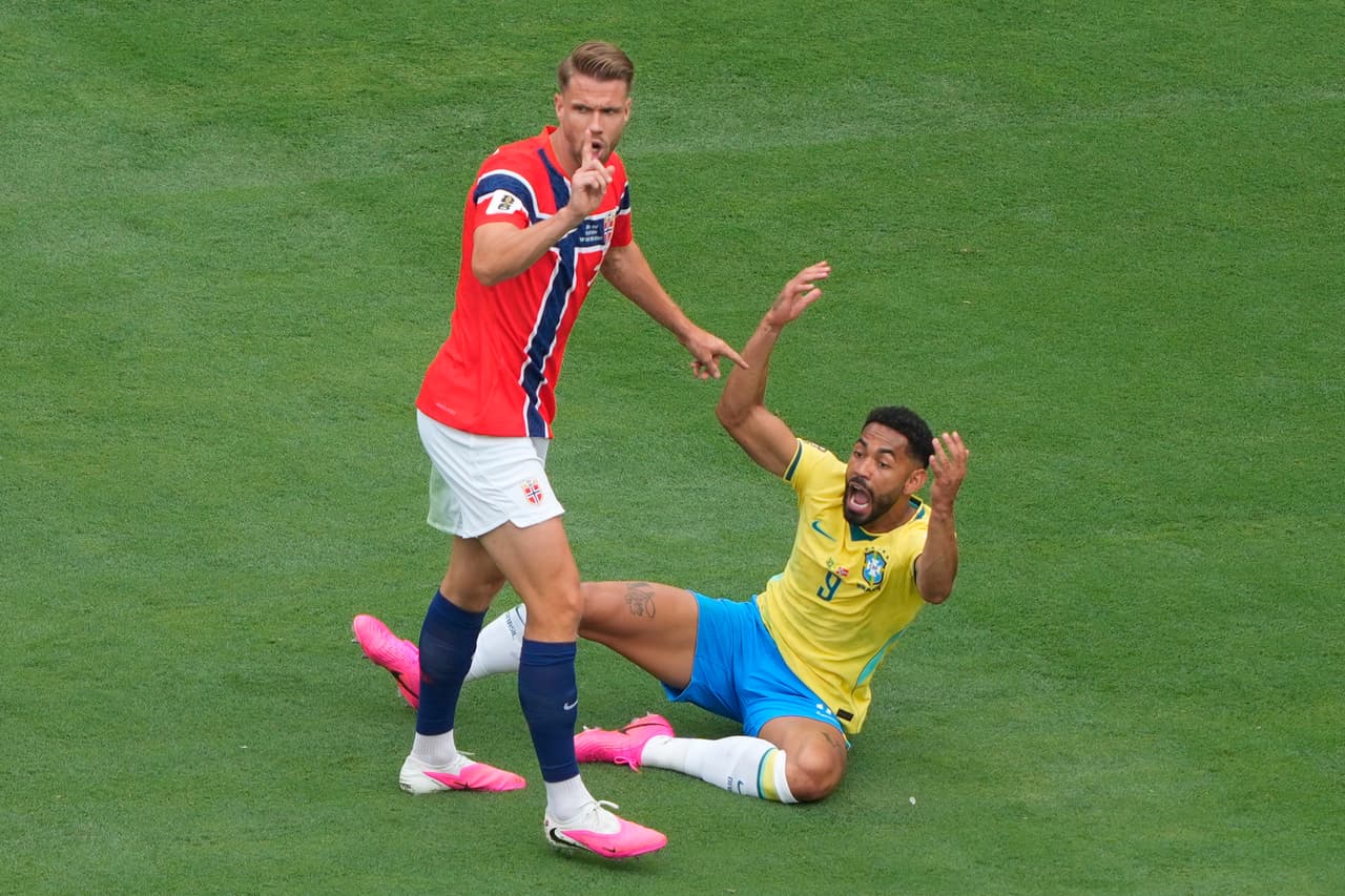 Matheus Cunha reacciona a la falta by de Kristoffer Ajer, de la que resulta un penalti.