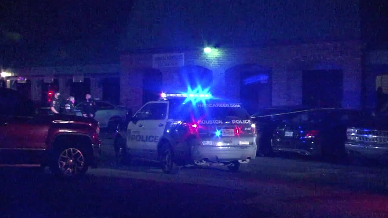 La mujer recibió un impacto en la pierna y fue trasladada a un hospital, se espera que se recupere.