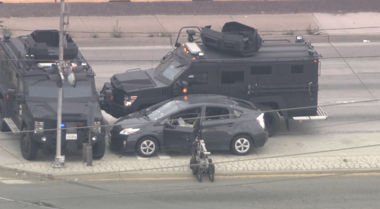 Durante la espera se especuló sobre la condición del hombre quien habría recibido disparos de la policía como respuesta a sus ataques.