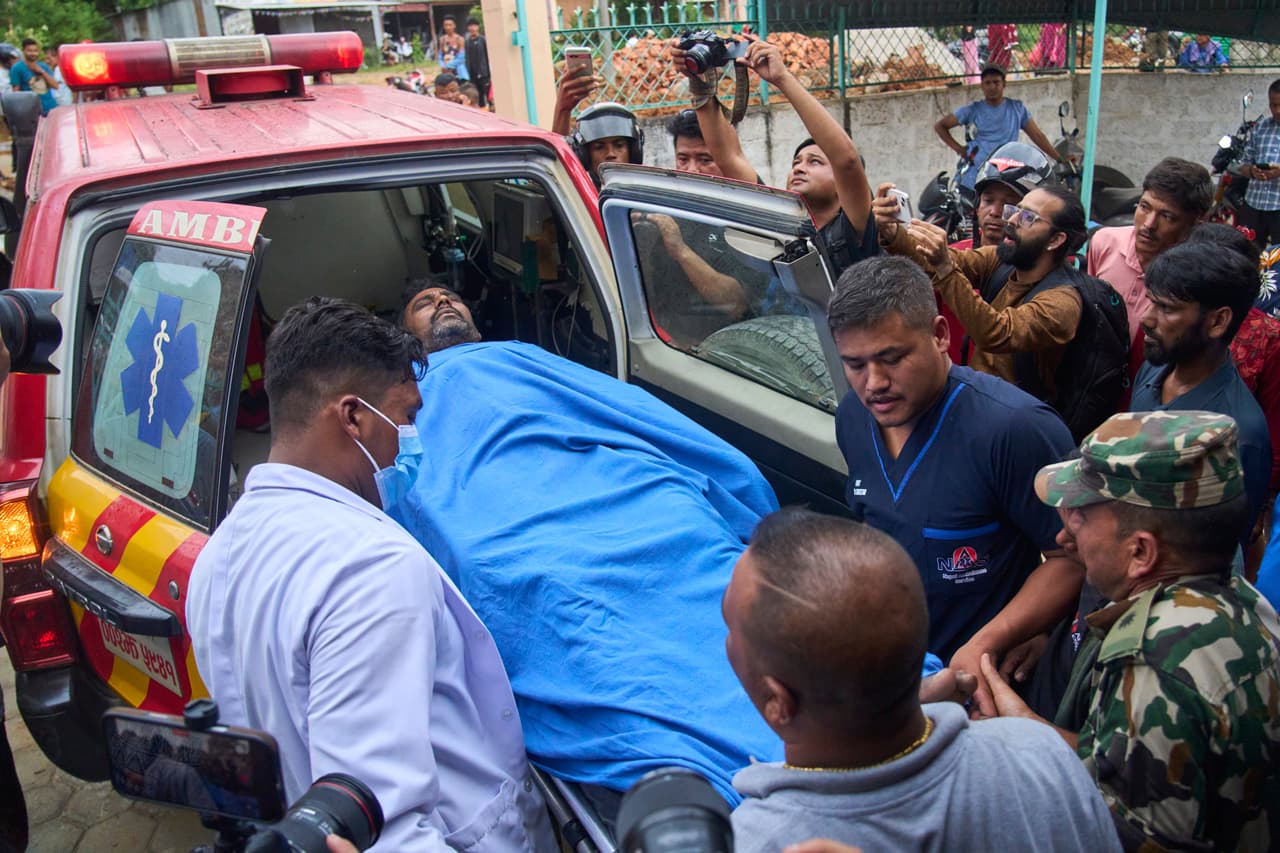 Un herido por una inundación repentina es trasladado a un hospital para recibir tratamiento.