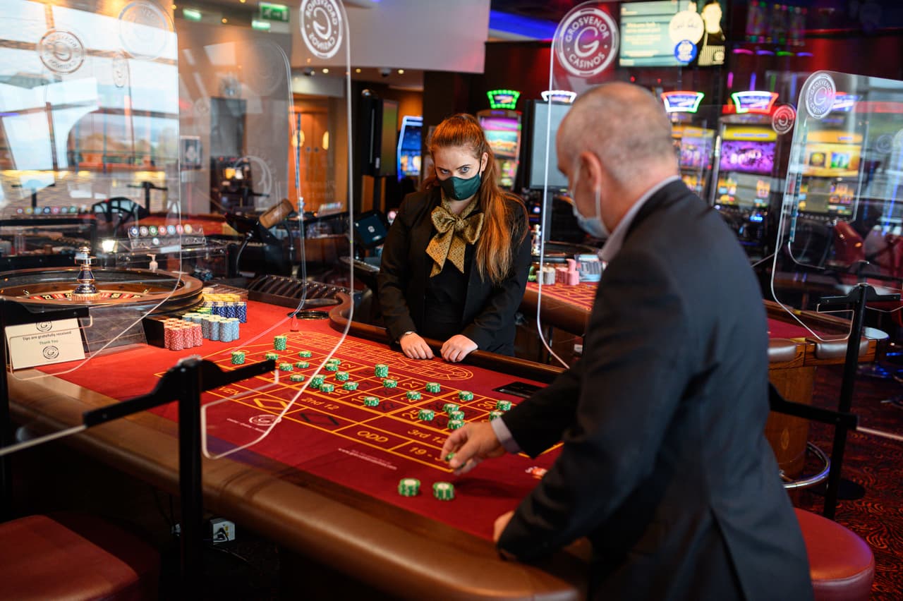 "Es hora de abrirlos", dijo
<a href="https://www.univision.com/local/austin-kakw/greg-abbott-anuncia-plan-para-que-los-bares-abran-al-50-de-su-capacidad-video">el gobernador Abbott</a> en un video a través de Facebook. "Si continuamos conteniendo COVID, estas aperturas, al igual que otras empresas, deberían poder expandirse en un futuro cercano".
<br>