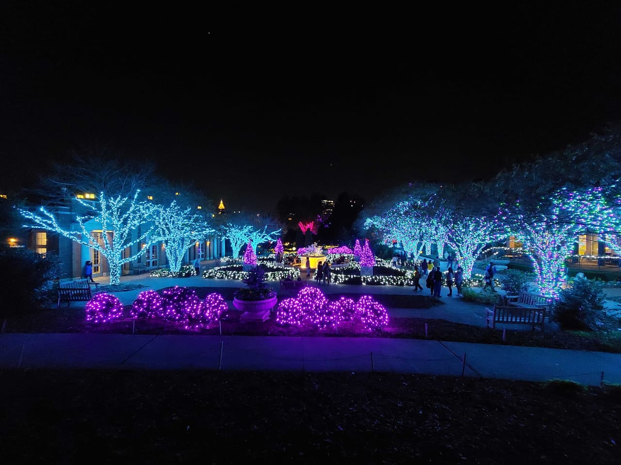 El espectáculo es montado por ocho personas, a quienes les toma más de cuatro meses dejarlo completamente listo.