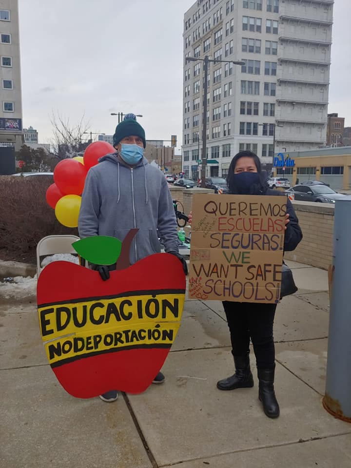Juntos quiere ver planes de lecciones que enseñen nuestra verdadera historia y ayuden a los niños a desarrollar una lente crítica para ayudar a construir un futuro más justo.
<br>