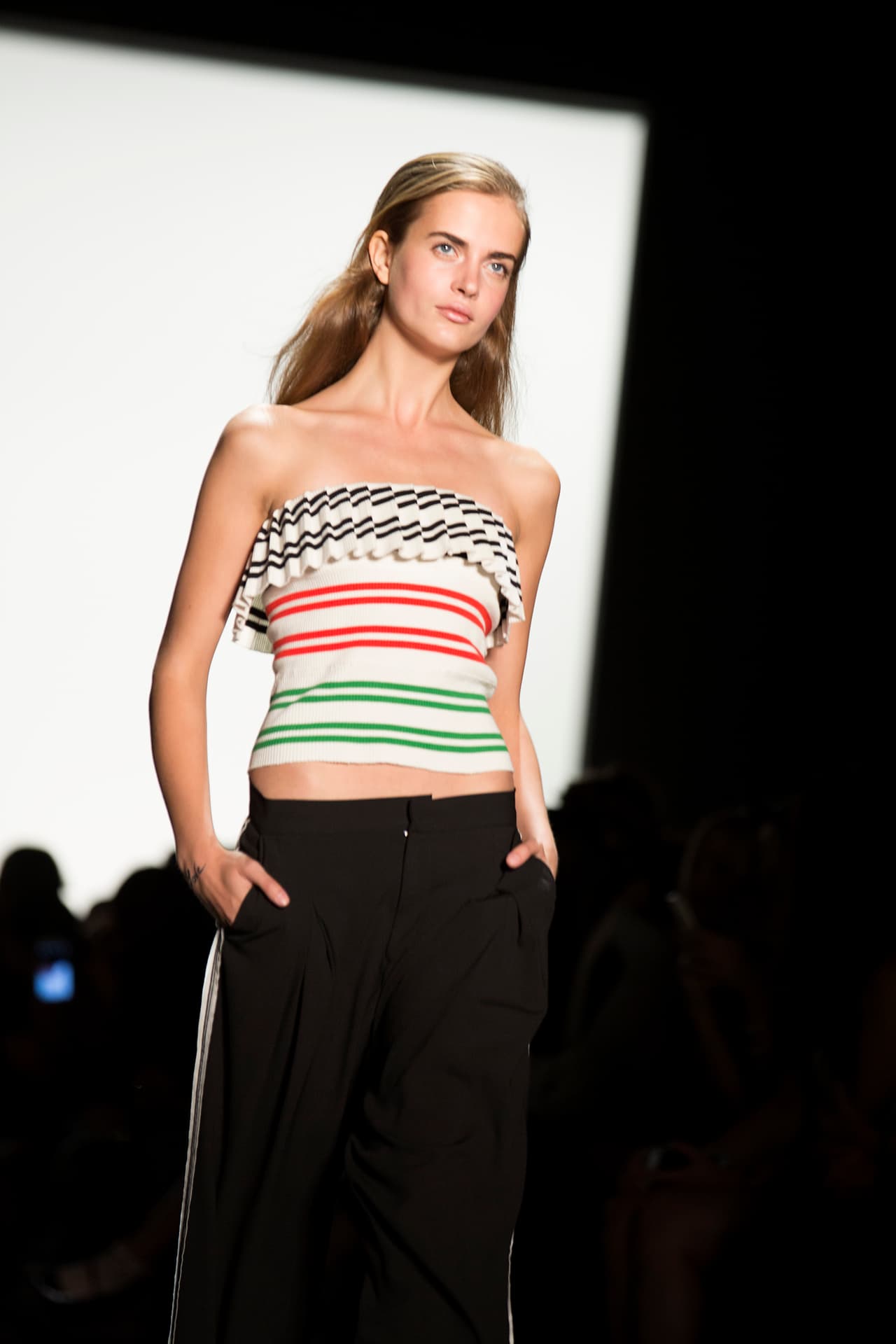 Vivienne Tam apostó para la colección primavera- verano 2016 por prendas que marcan el estilo de vida de las mujeres chic. La diseñadora no deja de lado sus raíces y deja una parte de China en su temporada. En su paso por el NYFW dejó encantados a los presentes con su moda fresca y vanguardista. Diseñador Vivienne Tam. NYFW, Spring/Summer 2016 - 14/09/2015.