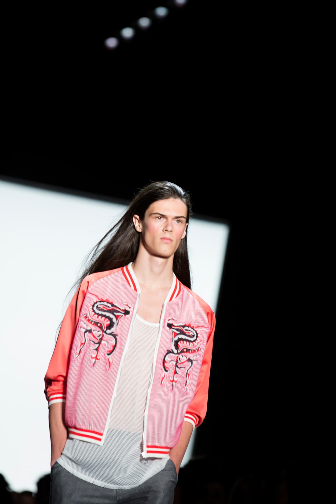 Vivienne Tam apostó para la colección primavera- verano 2016 por prendas que marcan el estilo de vida de las mujeres chic. La diseñadora no deja de lado sus raíces y deja una parte de China en su temporada. En su paso por el NYFW dejó encantados a los presentes con su moda fresca y vanguardista. Diseñador Vivienne Tam. NYFW, Spring/Summer 2016 - 14/09/2015.