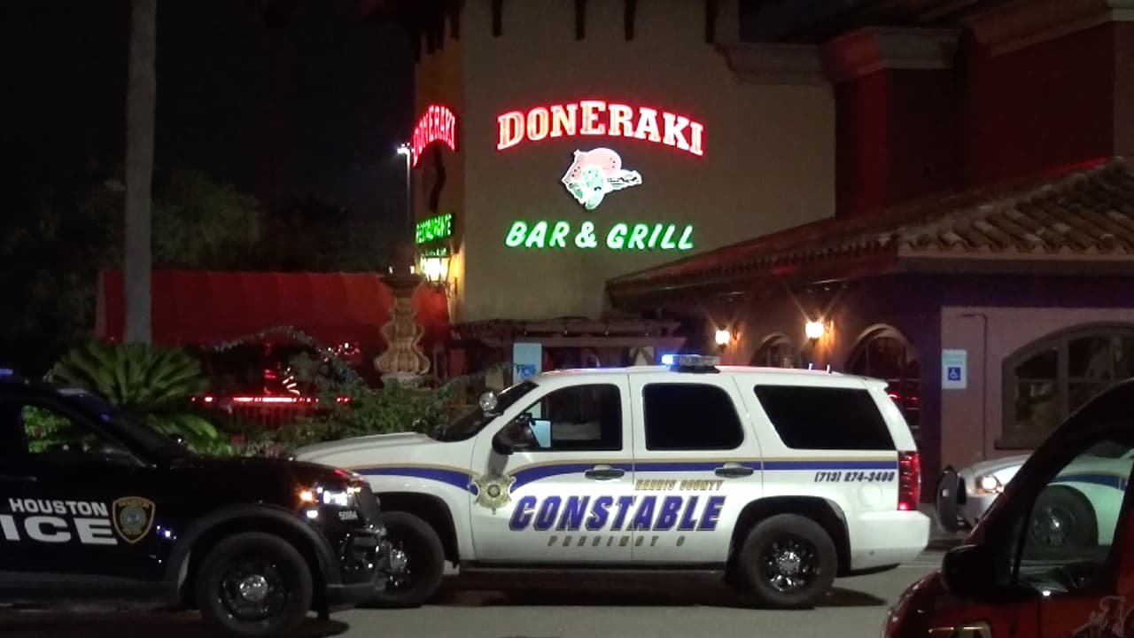 Oficial balea a sospechoso que lo atacó con una barra de hierro afuera de un restaurante mexicano