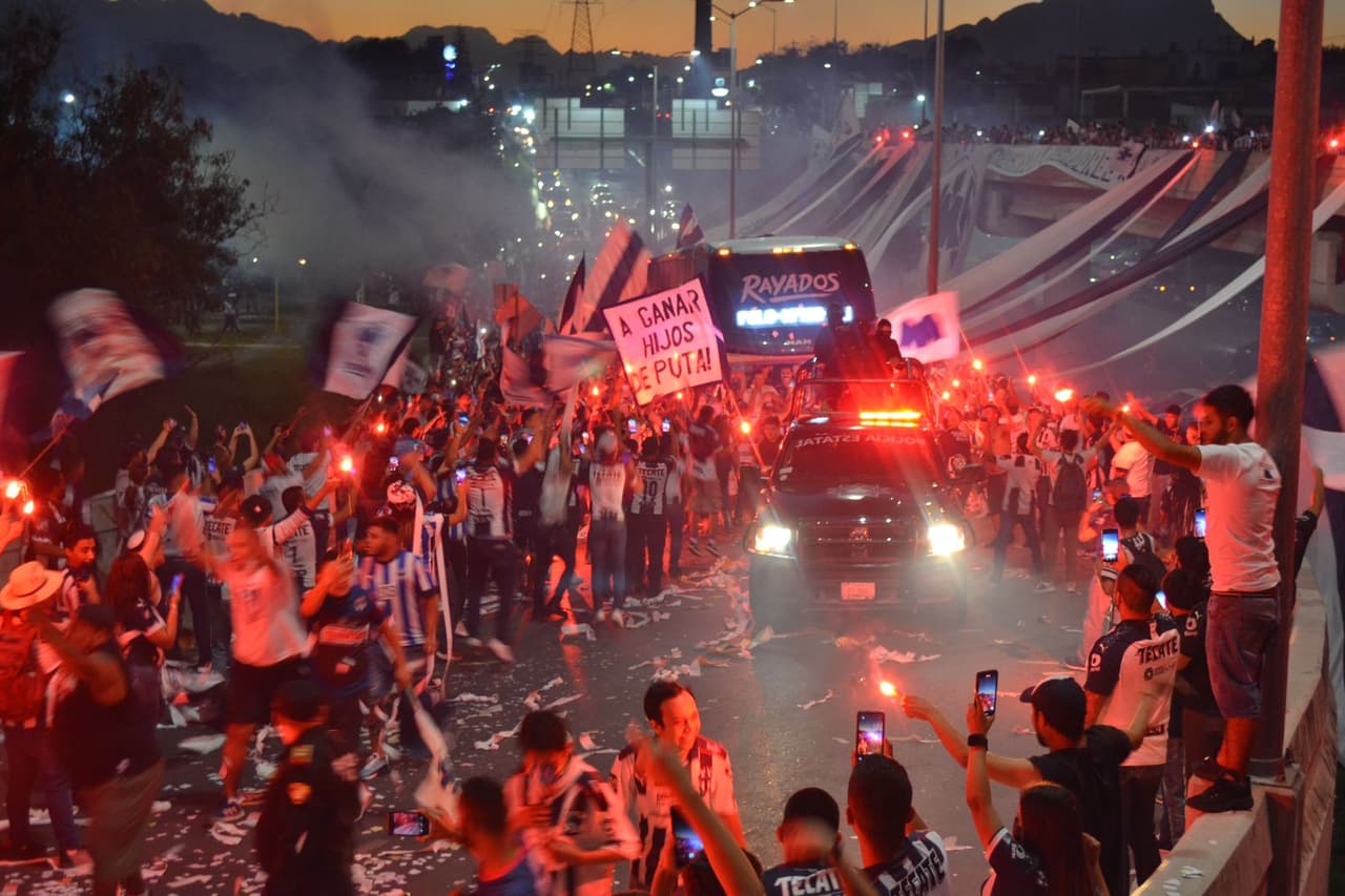 Así recibe la afición de Monterrey a sus jugadores previo a la final de Concacaf Liga de Campeones.