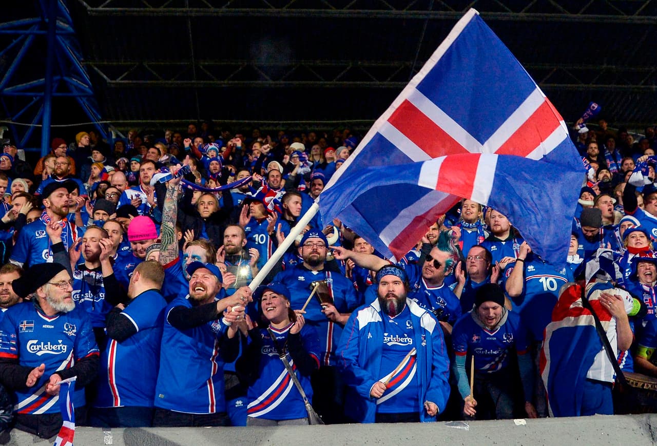 Así es el fanatismo de los hinchas de Islandia por su selección, en una entrega digna de aplaudirse, al mejor estilo de como ellos lo hacen con sus jugadores.