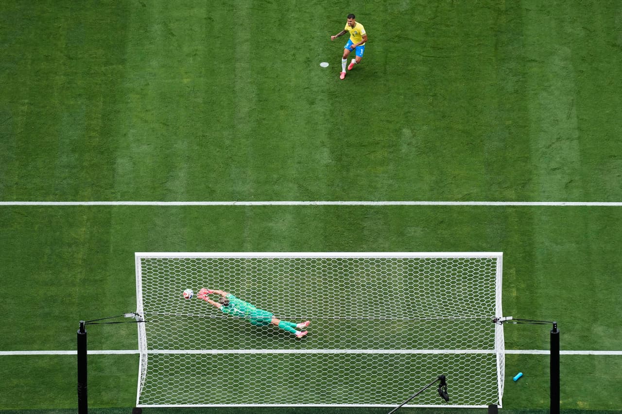 Minuto 13 del partido: Oerjan Nyland para un penalti a Bruno Guimaraes.