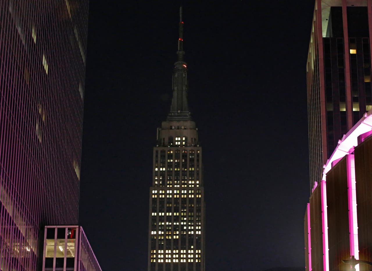 El emblemático edificio Empire State de Nueva York, que normalmente está iluminado con luces de colores, estuvo apagado en la noche de este lunes en recuerdo a las víctimas del tiroteo en masa en Las Vegas.