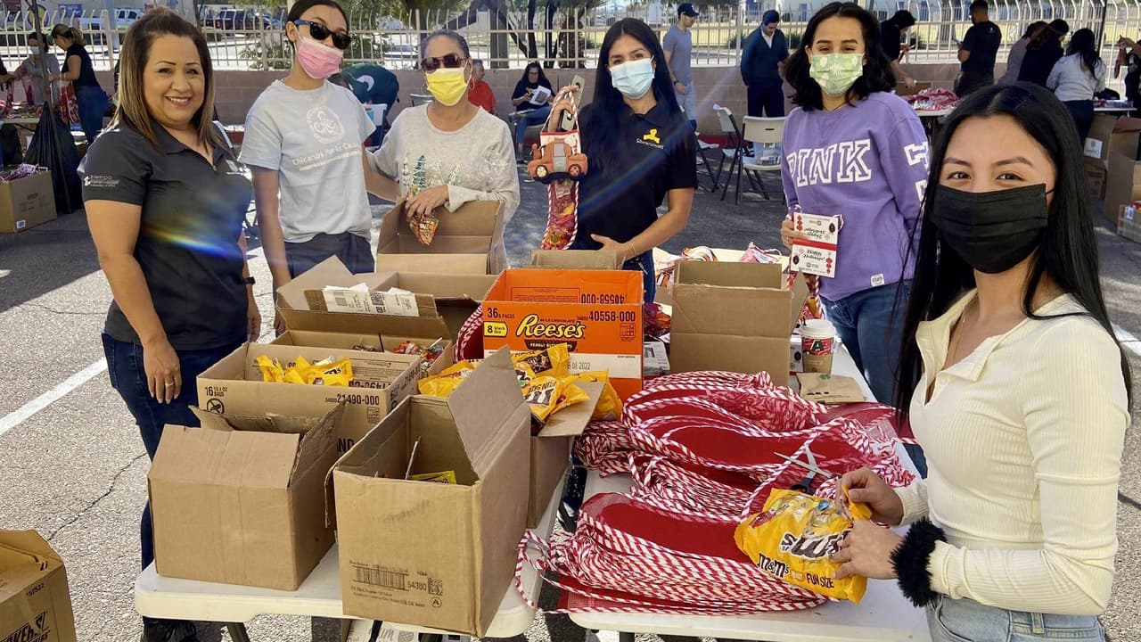 Personas de todas las edades participan en esta noble causa.