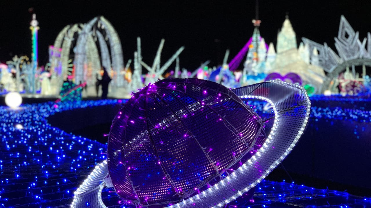 También hay una zona de comidas que son populares en festivales, atracciones y juegos de carnaval.