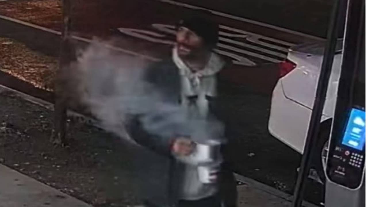 Hombre sufre graves quemaduras tras ataque con sustancia desconocida en East Harlem