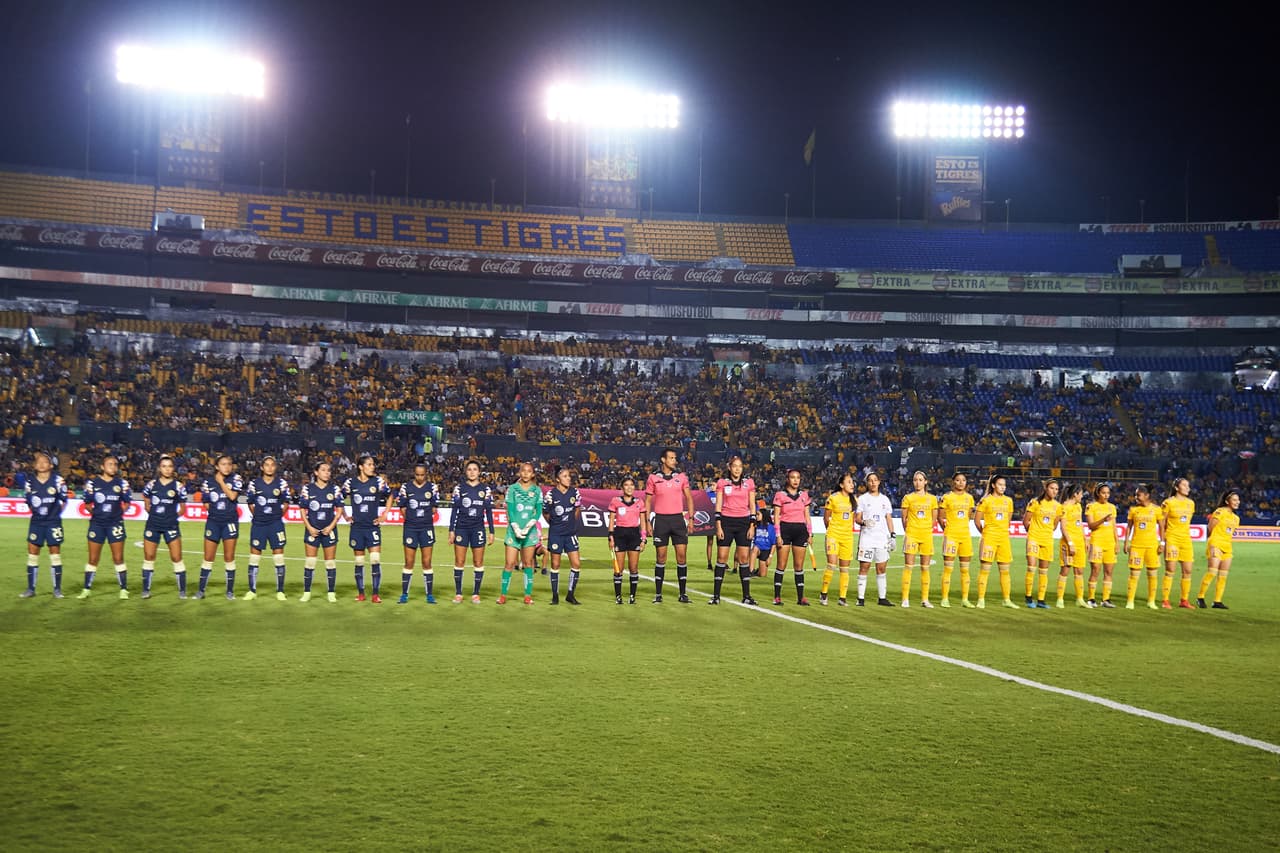 El juego se fue poco a poco inclinando a favor de Tigres, quien es buscaban constantemente inquietar a Jaidy Gutiérrez.