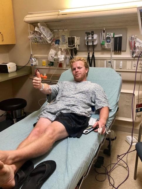 Tyler King contó en sus redes sociales que ni siquiera tuvo contacto con el agua, después de ir a tomar fotos en un lago, cuando al poco rato comenzó a sentir una molestia en su brazo izquierdo, que paulatinamente se transformó en dolor.