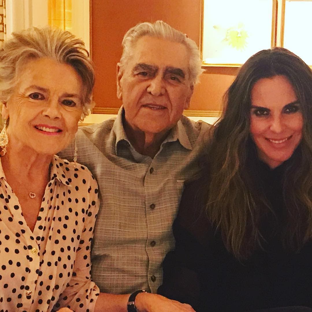 "Mi hija Kate tuvo que vacunarse porque como está grabando tuvo que viajar a diferentes países y sí se vacunó, pero
<b>ella también toma dióxido de cloro</b>", relató.