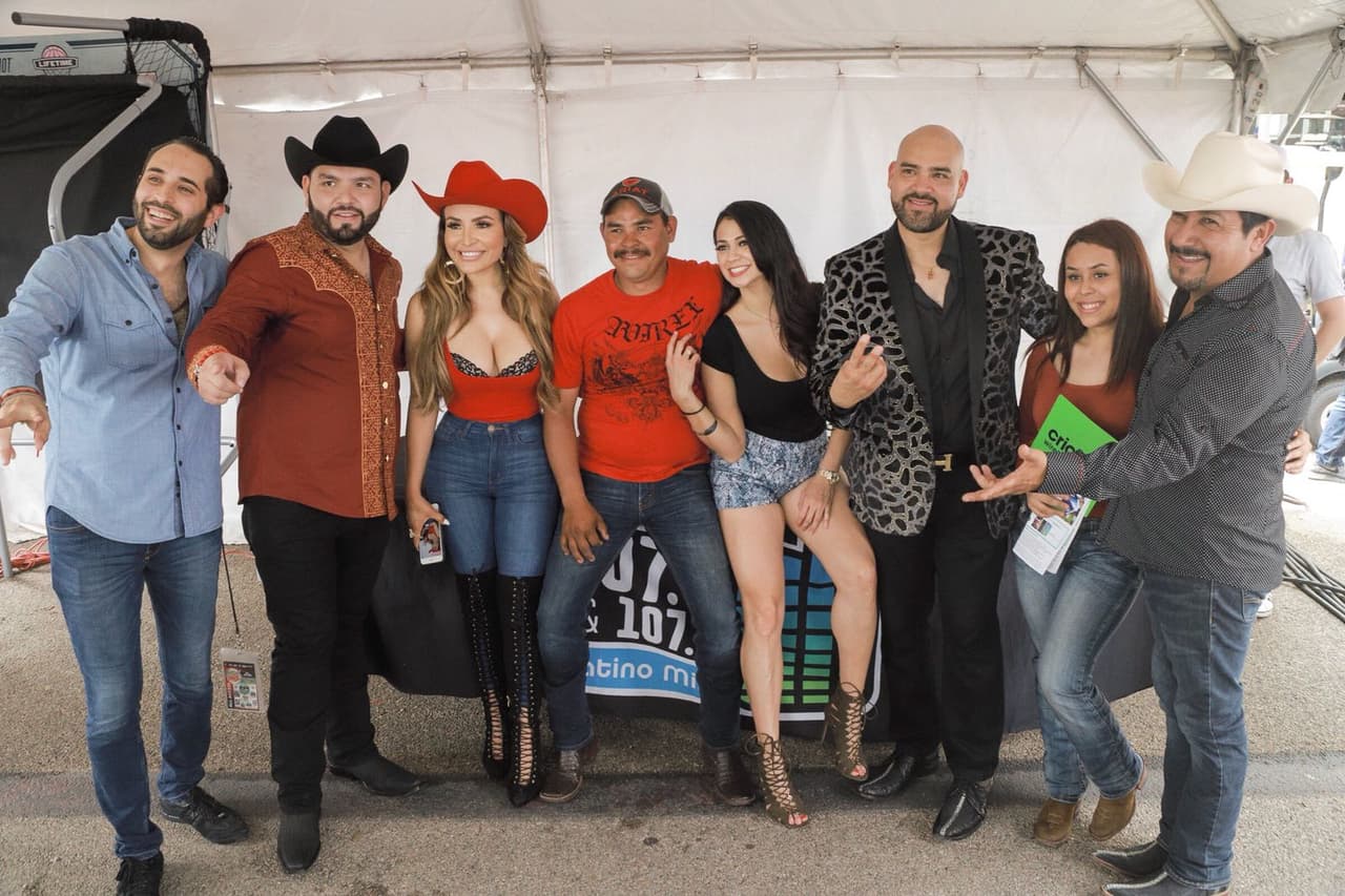 Todos querían conocer a los locutores.