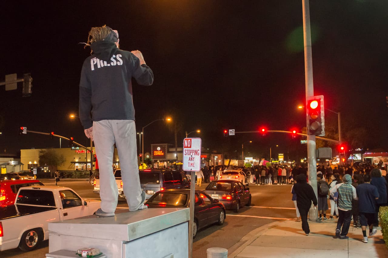 Manifestantes protestan el miércoles 22 de febrero en las calles de Anaheim, en el condado de Orange, por el incidente ocurrido entre un policía fuera de servicio y varios menores el día anterior, cuando el agente forcejeó con un adolescente de 13 años y disparó su arma.