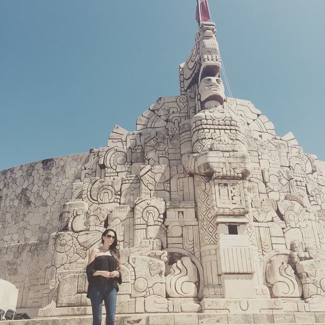 ¡Tesoros mexicanos! Cynthia nos saluda desde el Monumento a la Patria, en Mérida. (19 de septiembre).