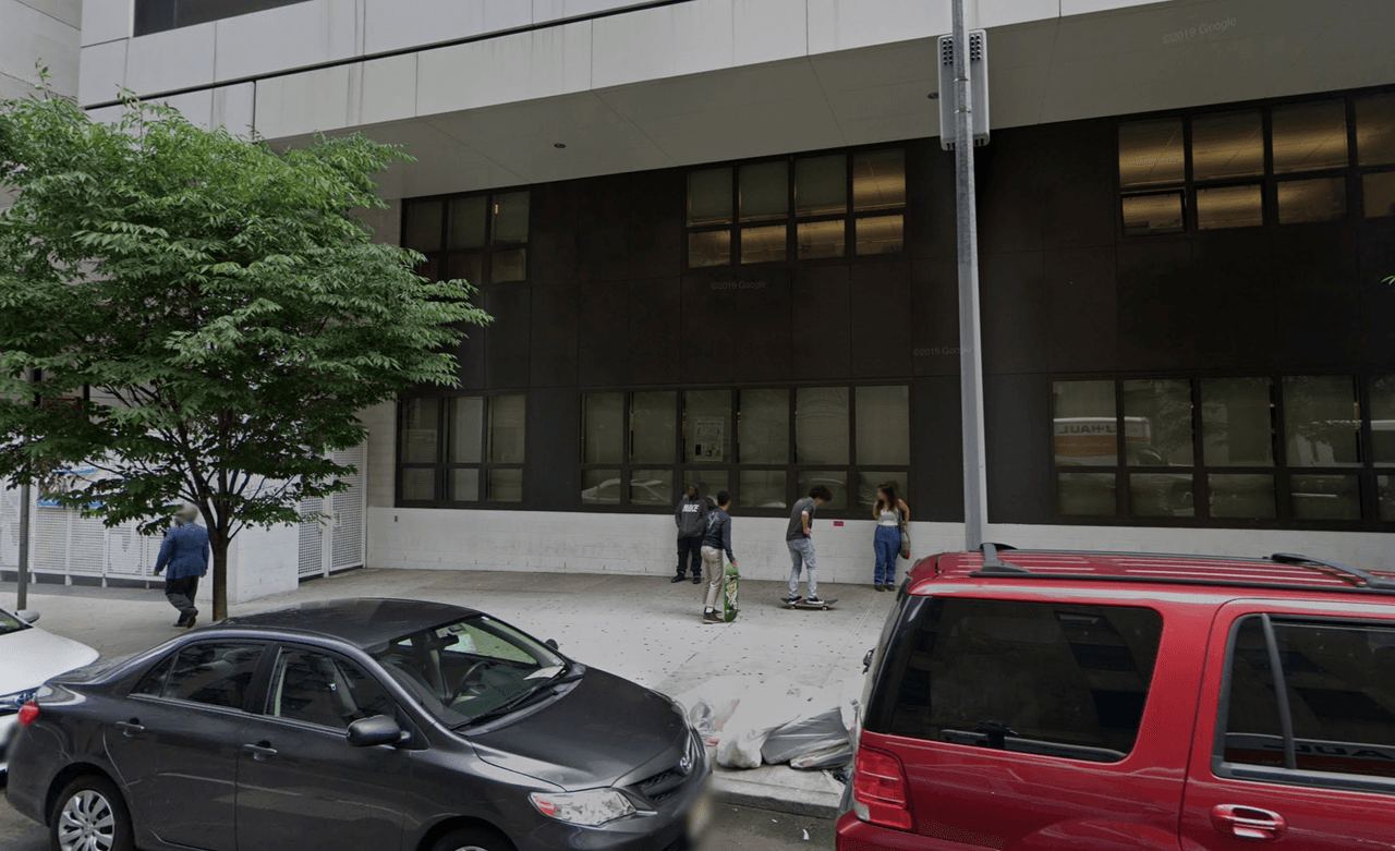 La tercera fue la Art And Design High School de Manhattan, con un total de 69 accidentes. Situado en 1075 Second Avenue, los accidentes provocaron una muerte de un peatón, 44 lesiones de peatones y 26 lesiones de ciclistas.