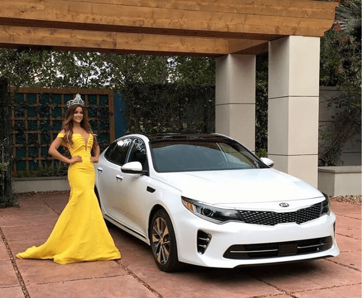 Clarissa tuvo que vender su automóvil para poder viajar a participar en Nuestra Belleza Latina. Uno de los premios fue uno nuevo, cero kilómetros: "hoy tengo la bendición de recibir mi carro @kiamotorsusa como parte de mis premios. Gracias Dios por tanto. Es cierto que sí se puede cuando se quiere".