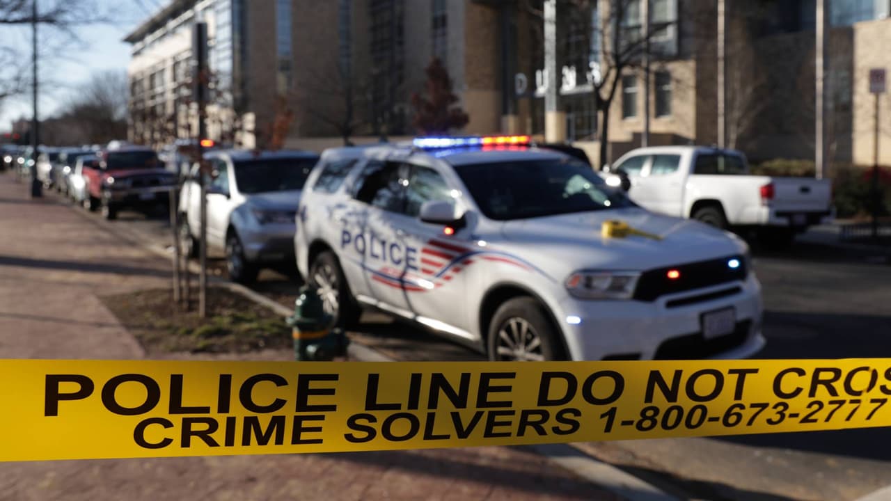 Dos jóvenes fueron arrestados por tiroteo cerca de Dunbar High School que dejó a una estudiante herida