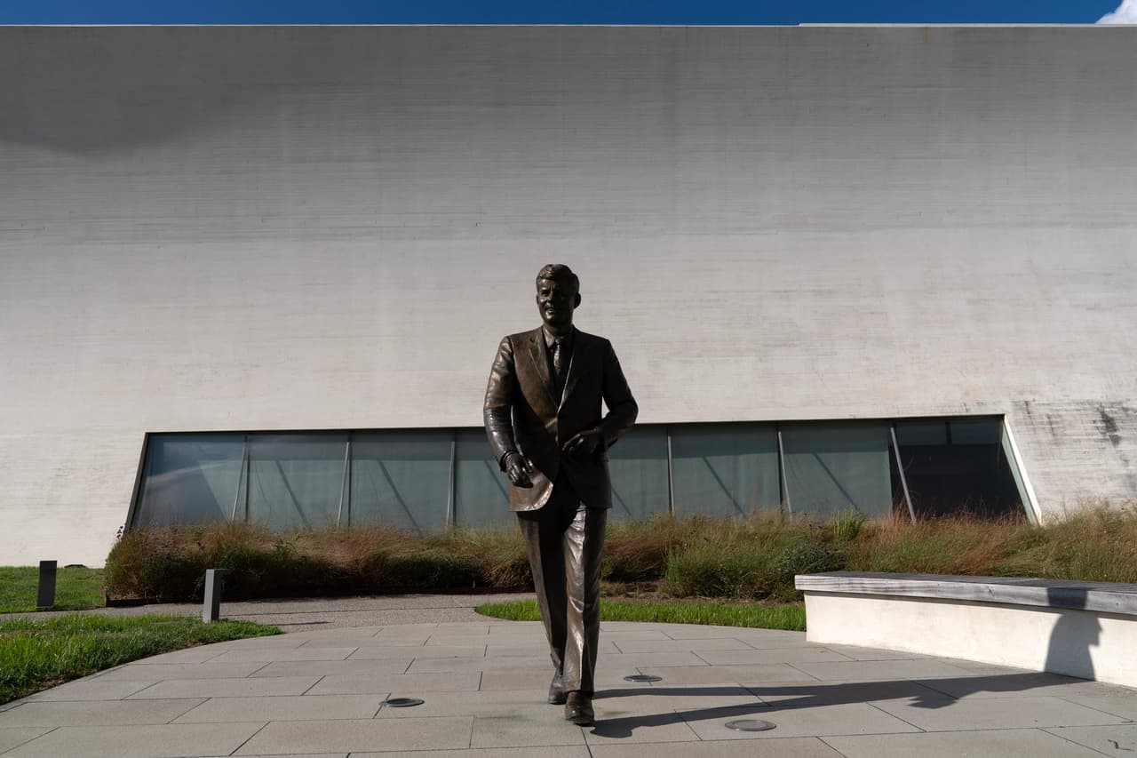 Un juez impide que la junta directiva del Kennedy Center ponga el nombre de Trump en el edificio o en los terrenos de cualquier manera