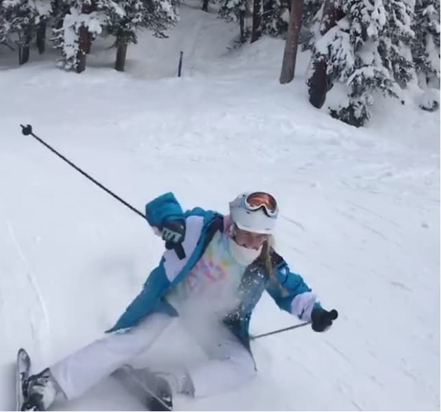 Nicole no tuvo mucha suerte en uno de sus movimientos y cayó el suelo: "De espaldas y 'pum' una menos. 'Having fun'"