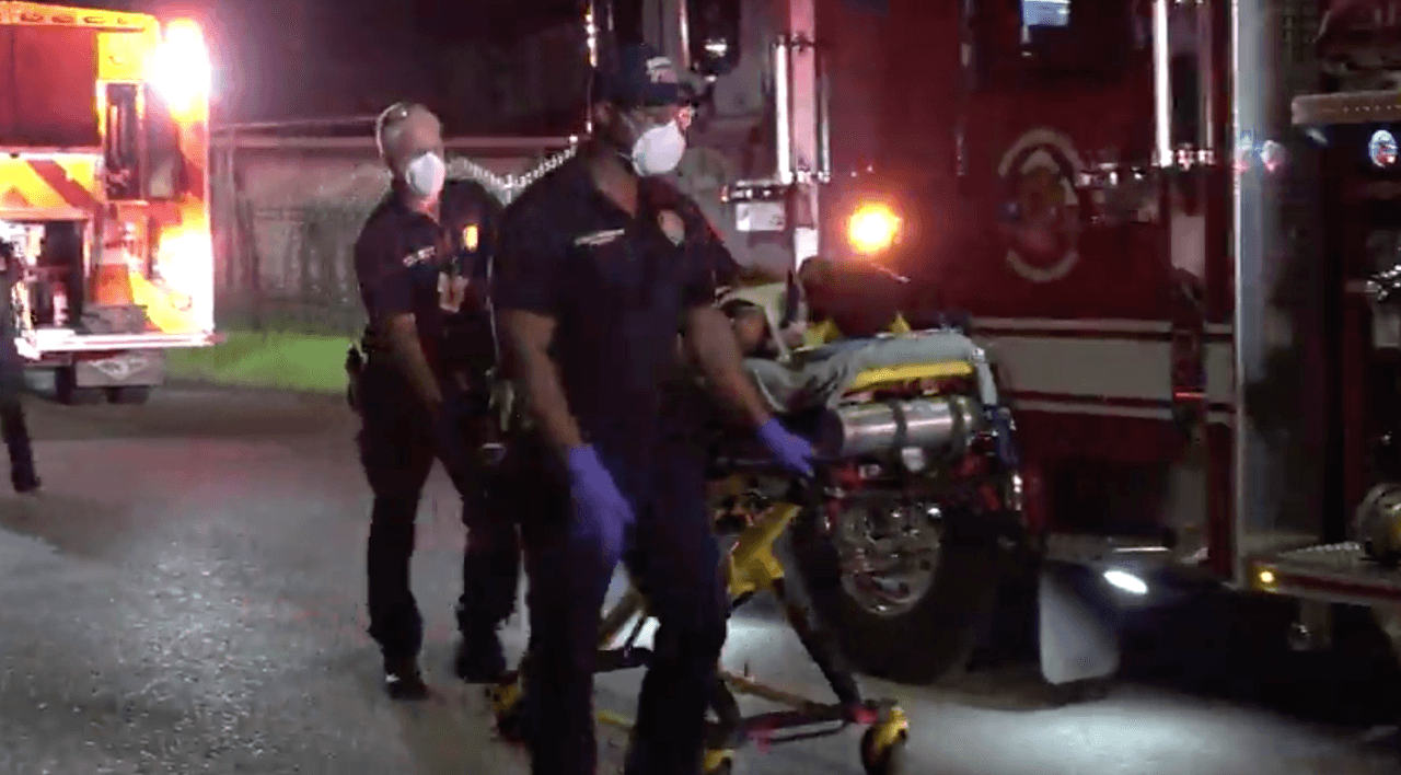 De acuerdo con los informes de las autoridades fue un buen samaritano quien sacó a la pareja del automóvil en llamas.