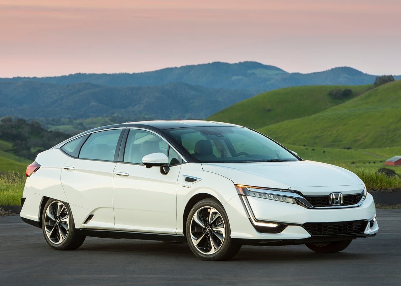 <h3 class="cms-H3-H3"><b>11. Honda Clarity</b></h3>
<br>
<br>El Honda Clarity es un modelo que nunca tuvo claridad de lo que quería ser. Un vehículo con propulsión alternativa que tuvo una iteración eléctrica, otra híbrida enchufable e incluso una con celdas de hidrógeno.
<br>