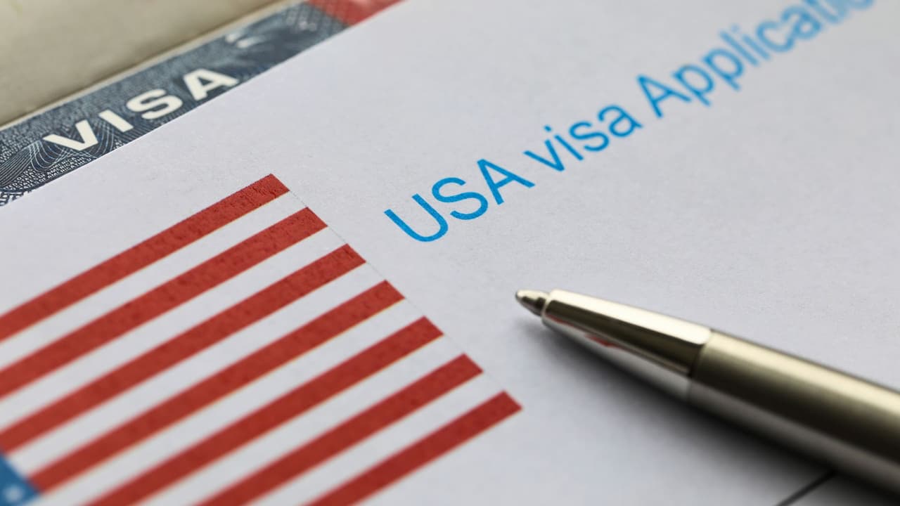 •
<b>Cambian las excepciones para padres</b>
<br>Ahora solo están exentos:
<br>- Padres con hijos de 14 años o menos.
<br>- Antes, se eximía a quienes tenían hijos menores de 18.
<br>•
<b>Se endurecen las reglas para inmigrantes</b>
<br>Las personas inmigrantes con estatus legal
<b>tendrán que cumplir con nuevos tiempos mínimos de residencia para ser elegibles</b>.
<br>Algunos grupos podrían
<b>quedar excluidos si no cumplen con nuevos criterios de ciudadanía, trabajo o ingresos familiares.</b>