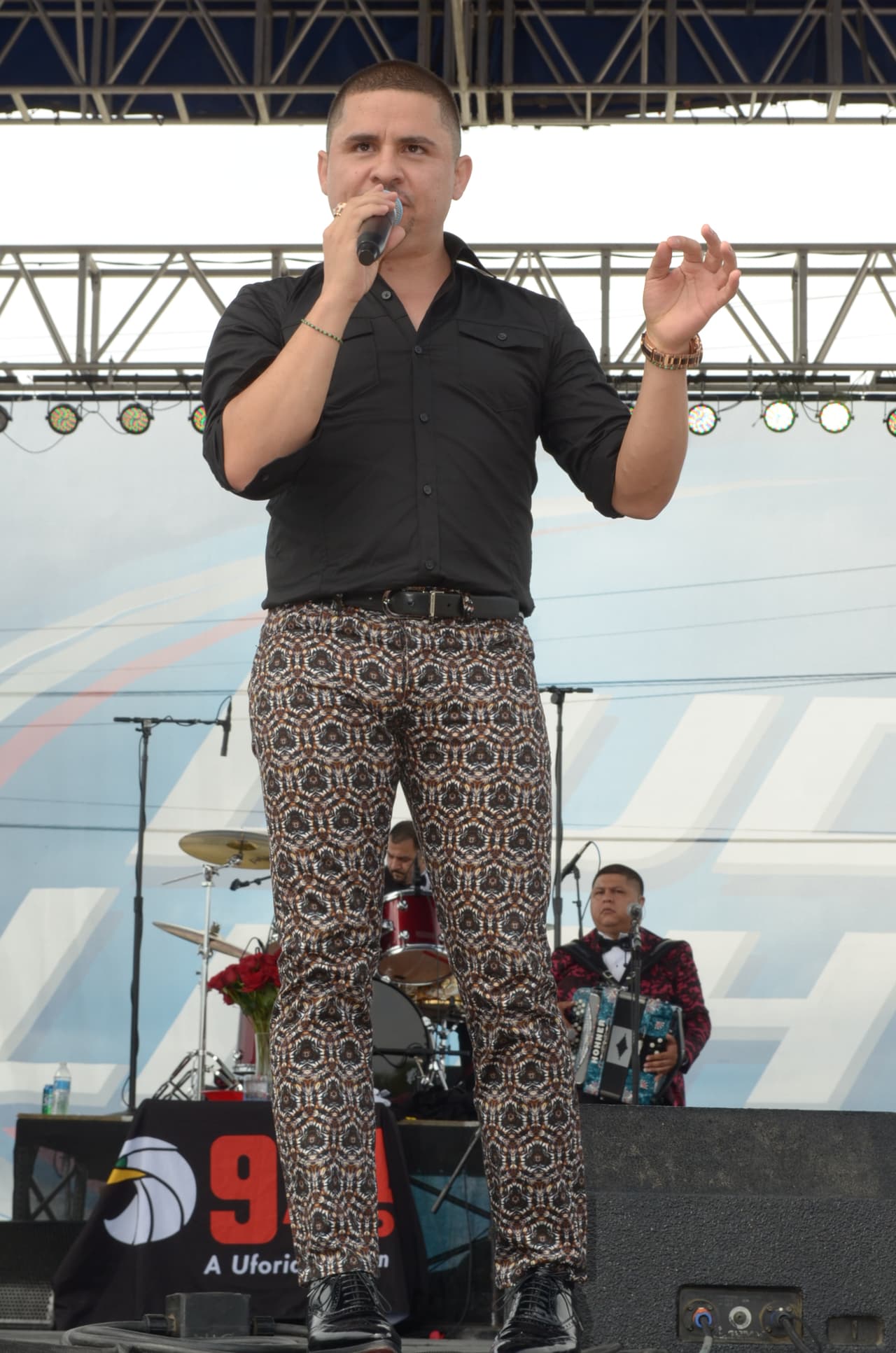 Pero él trata de mantenerse firme y ser fuerte, pues es como la cabeza de su familia.