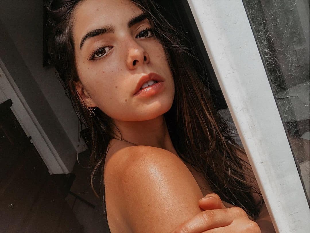 “Si la ves dices, ‘está bien, hace ejercicio, come saludable’. La realidad es que no estaba comiendo y estaba tomando unas pastillas que son para bajar de peso, que son horribles”, añadió en su relato.