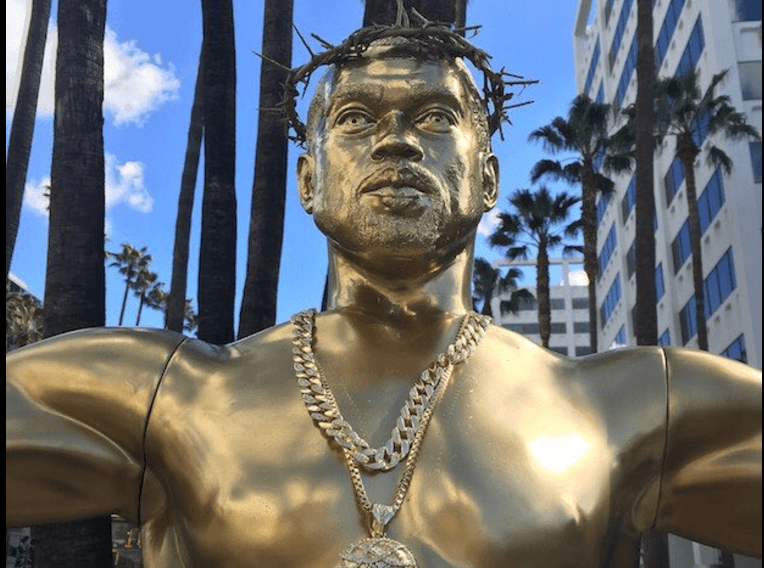 Estatua de Kanye West crucificado aparece a una cuadra de donde serán los Oscar