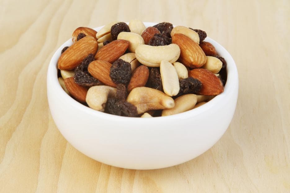 Tomar snacks cada tres o cuatro horas es otra manera de mantener el metabolismo activo.