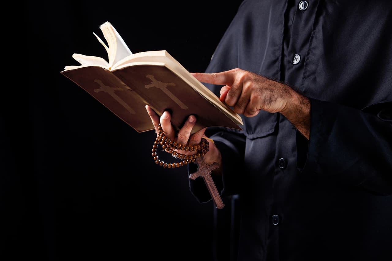 🎥 Un pastor les afeita el vello púbico a mujeres para que puedan "recibir al espíritu santo"