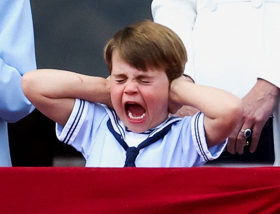 Mientras sus hermanos mayores veían al cielo para admirar el espectáculo, el pequeño de 4 años se tapaba los oídos para evitar el ruido.
<br>